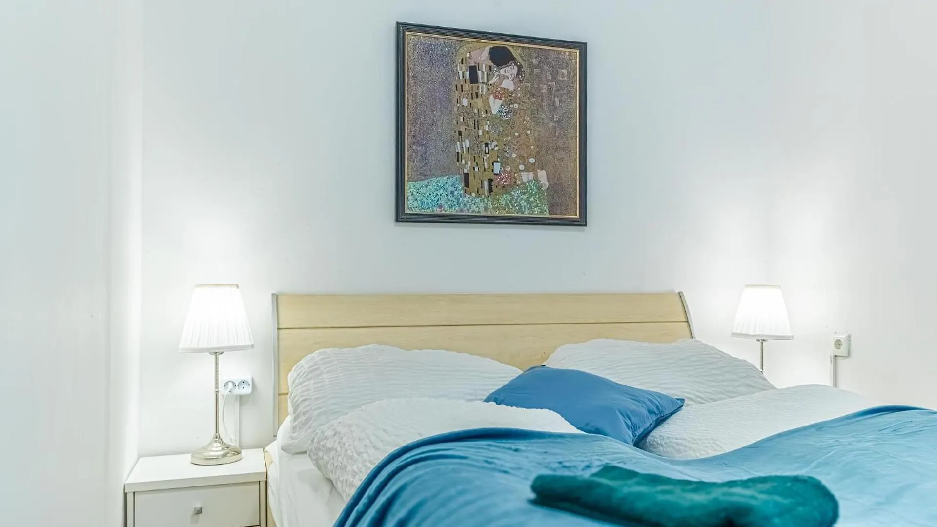 Basic 2Br Apt Perfectly Connected&Well Positioned Bécs